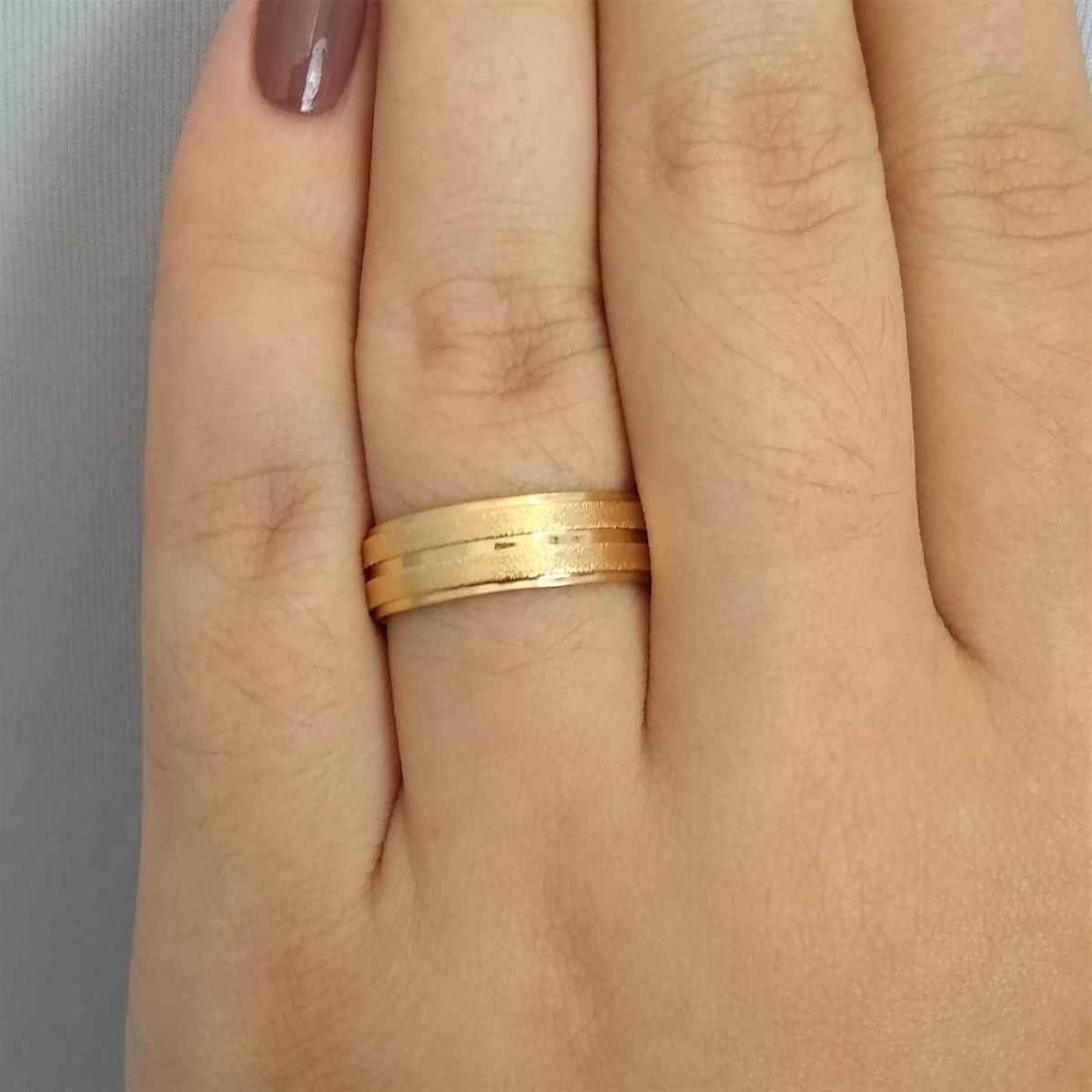 Aliança Diamantada com Friso Central Folheado a Ouro