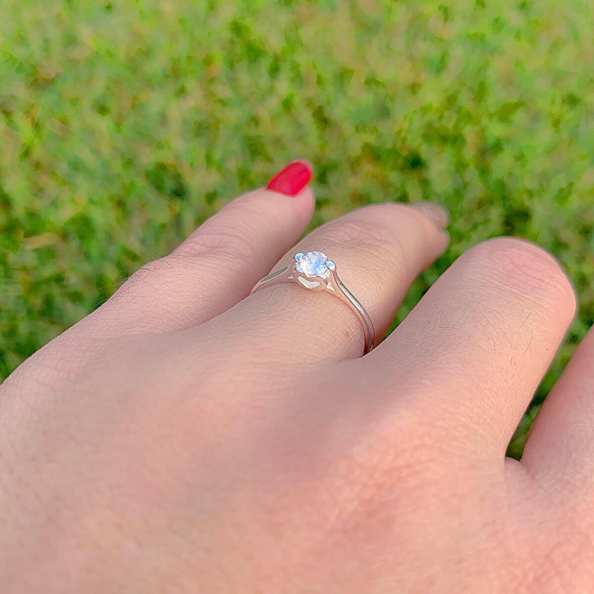 ANEL DE PRATA 925 SOLITÁRIO DE ZIRCÔNIA COM CORAÇÃO NA LATERAL