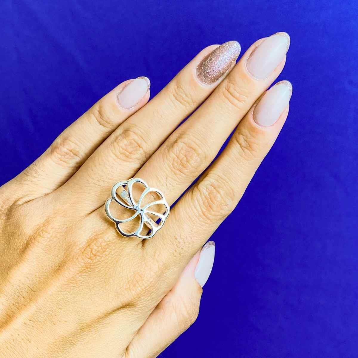 Anel de Flor Vazada Folheado a Prata