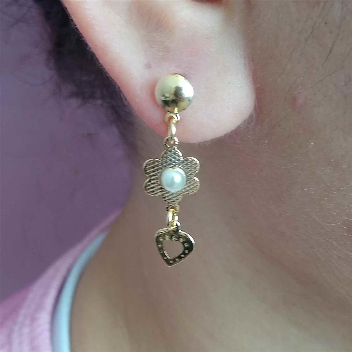 Brinco Flor com Pérola E Coração Folheado A Ouro