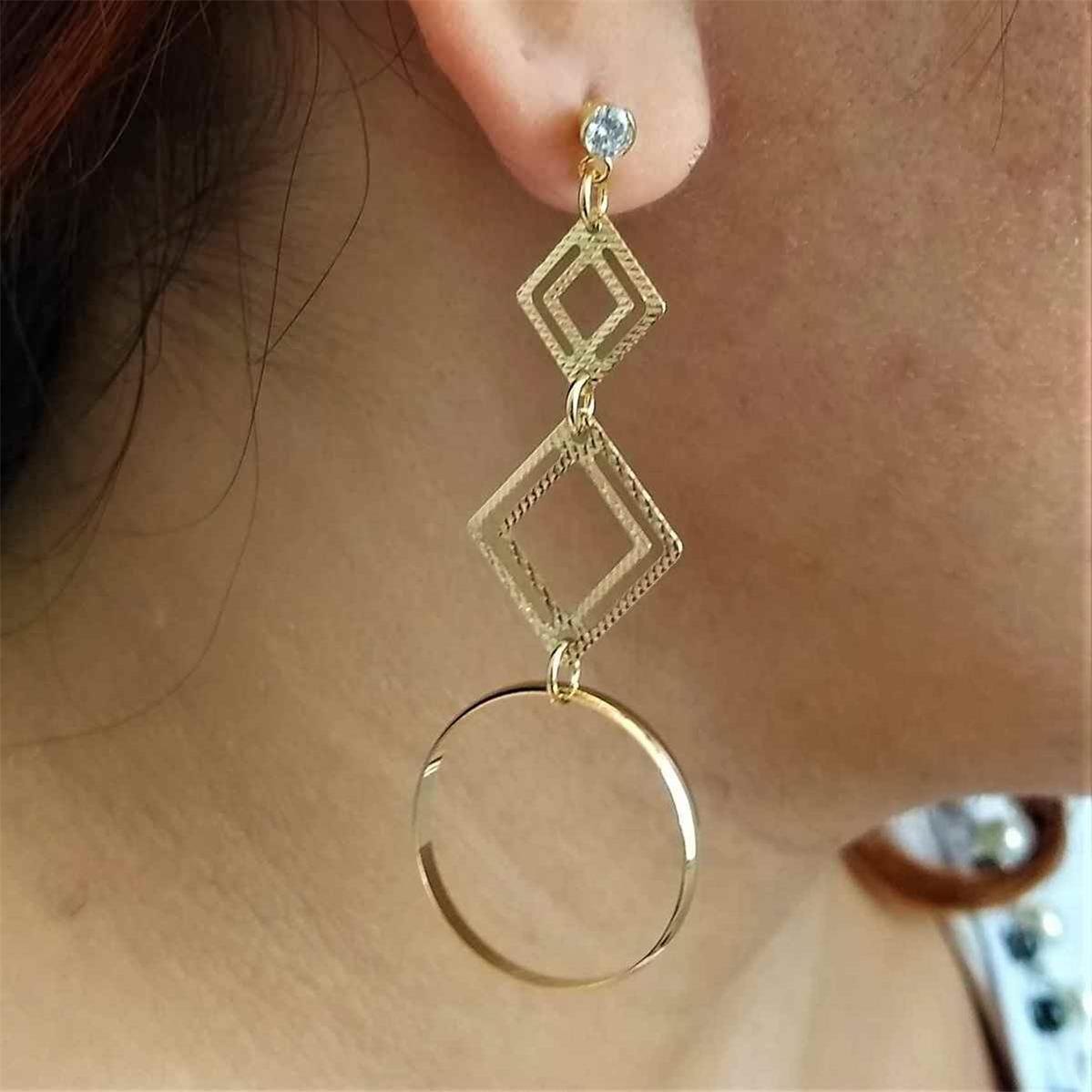 Brinco de Losango com Círculo Vazado Folheado a Ouro