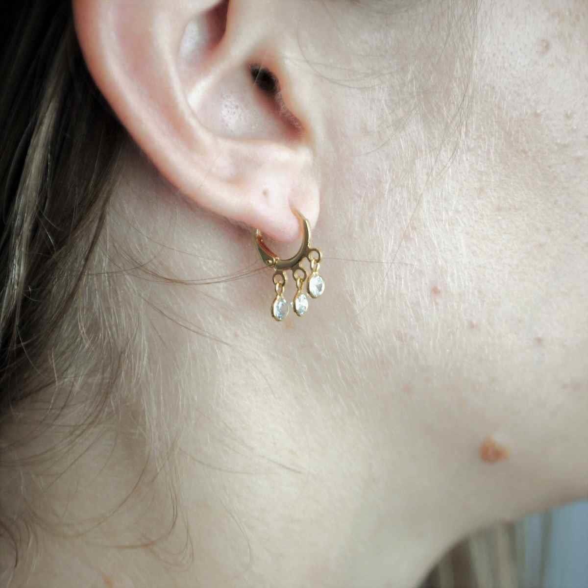 Brinco De Argolinha Com 3 Pedras Zircônia Folheado A Ouro