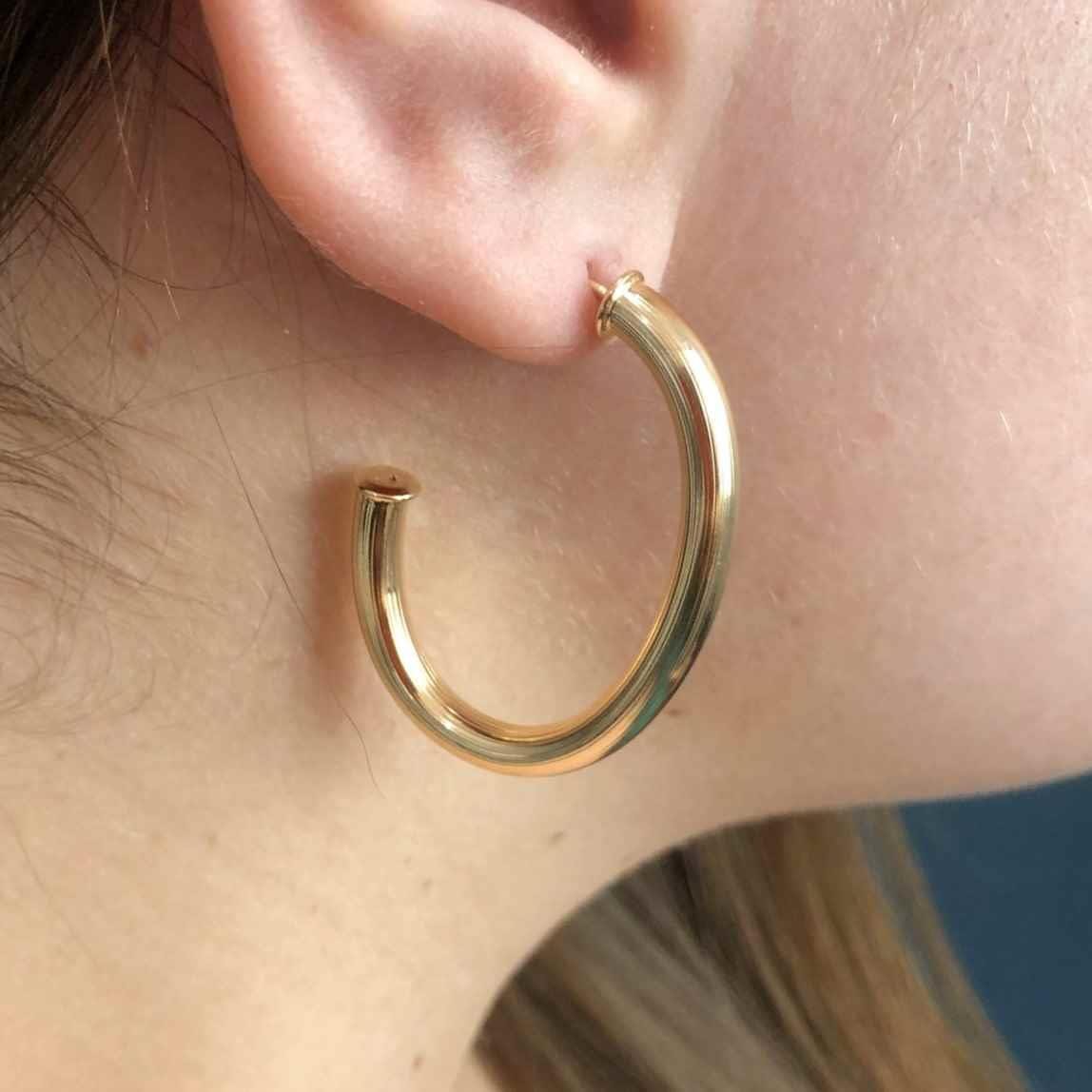 Brinco Argola Tubo Lisa Folheado a Ouro