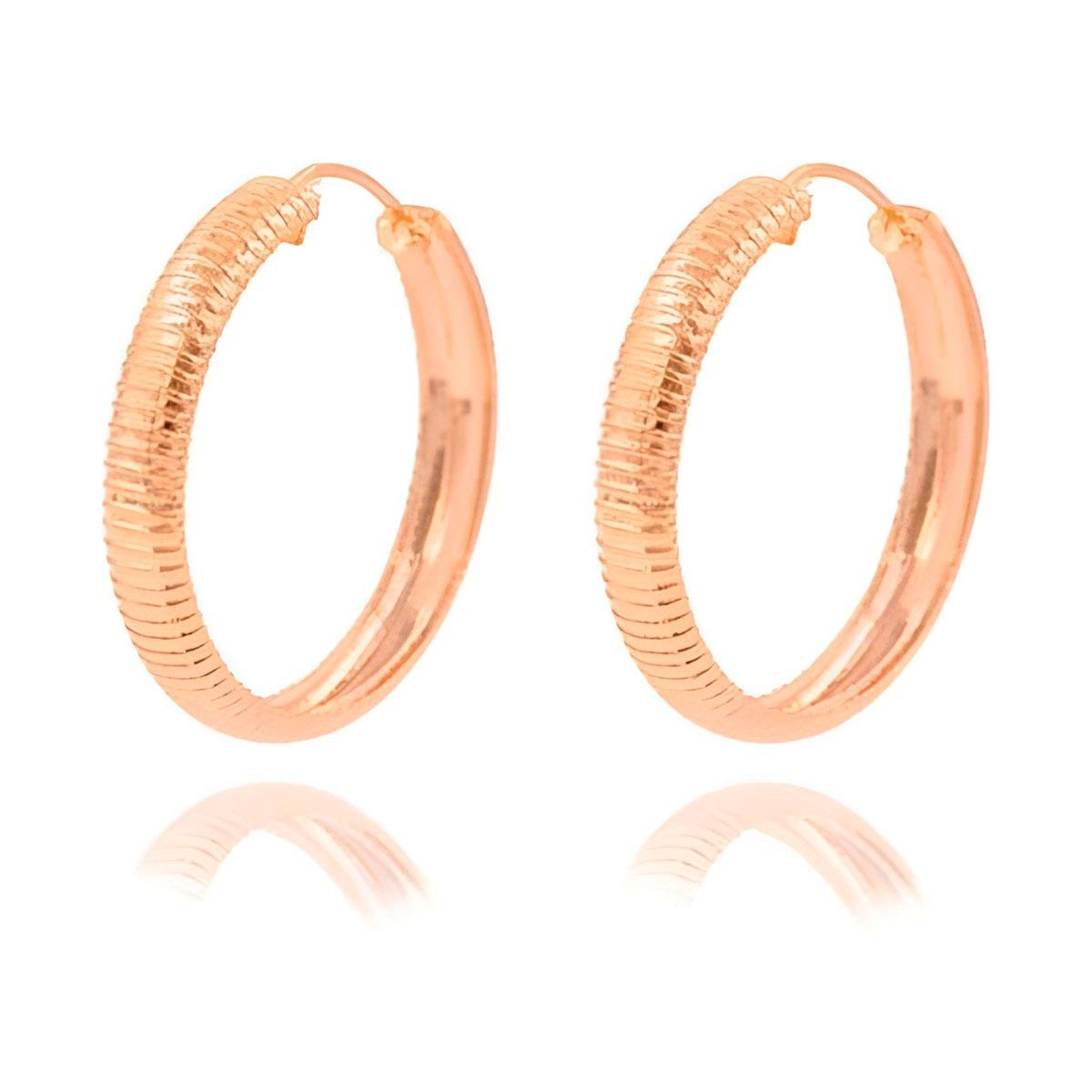 Brinco Argola Meio Tubo Riscada Folheado a Ouro