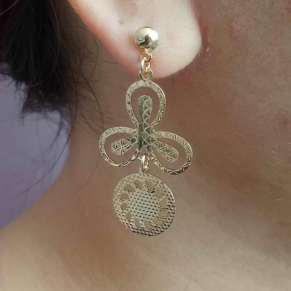 Brinco Flor com Chapa Vazado Folheado a Ouro