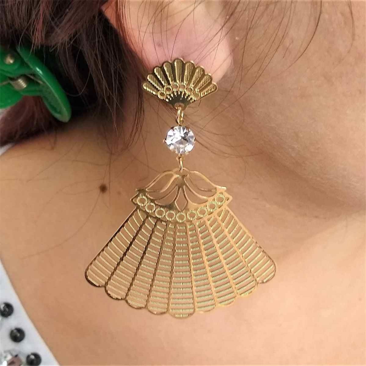 Brinco de Leque Trabalhado com Strass Folheado a Ouro
