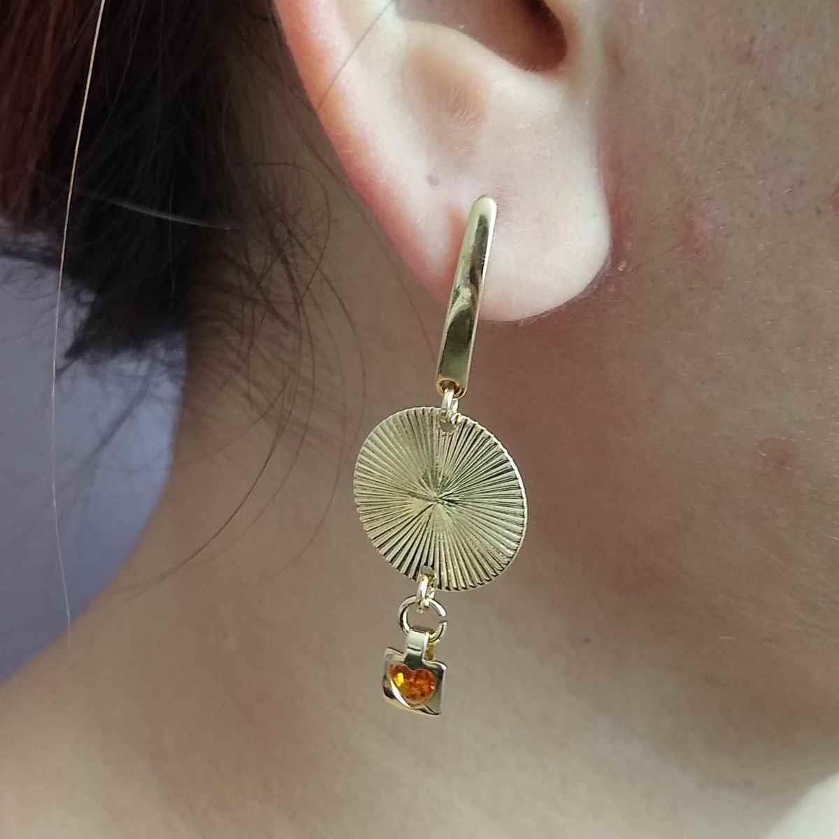Brinco Chapa Redonda com Strass Coração Folheado a Ouro