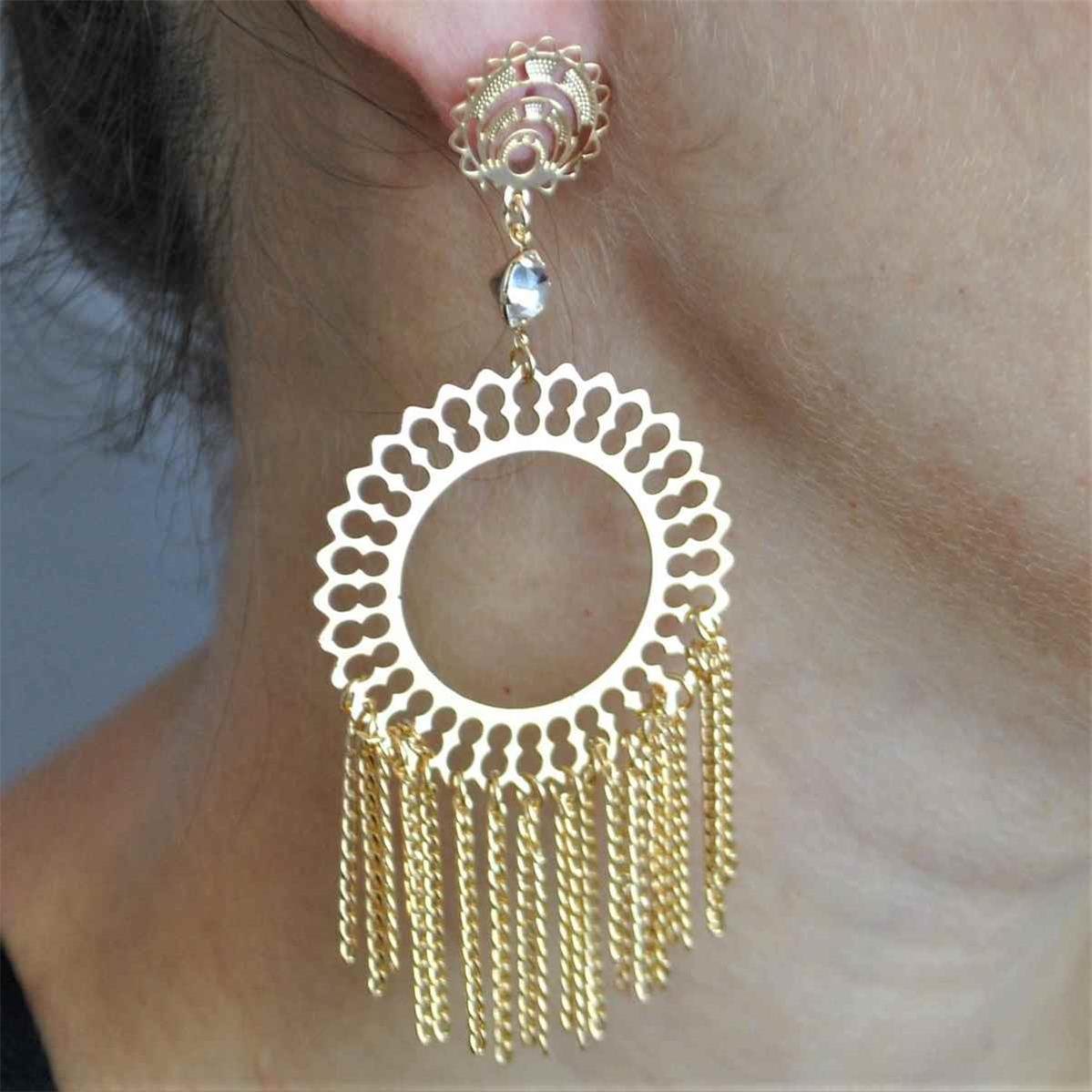 Brinco de Flor Vazada com Franja e Strass Folheado a Ouro