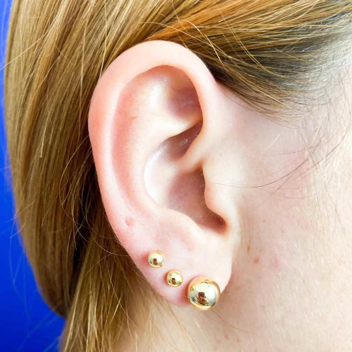 Brinco Pequeno de Bolinha Lisa Folheado a Ouro