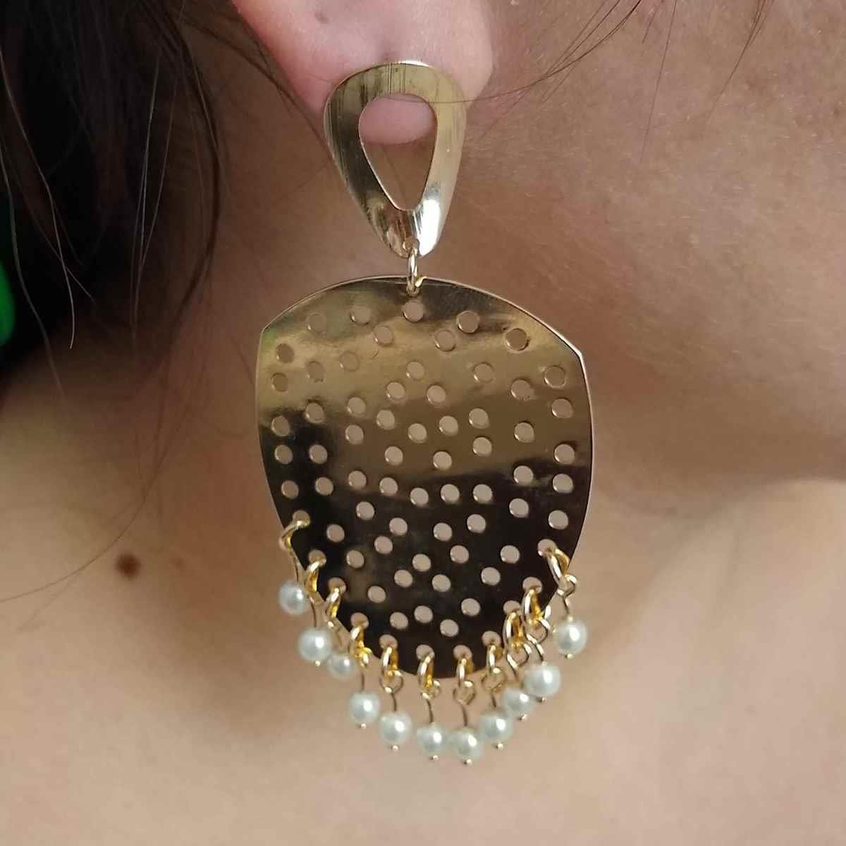 Brinco de Chapa Furada com Pérolas Folheado a Ouro