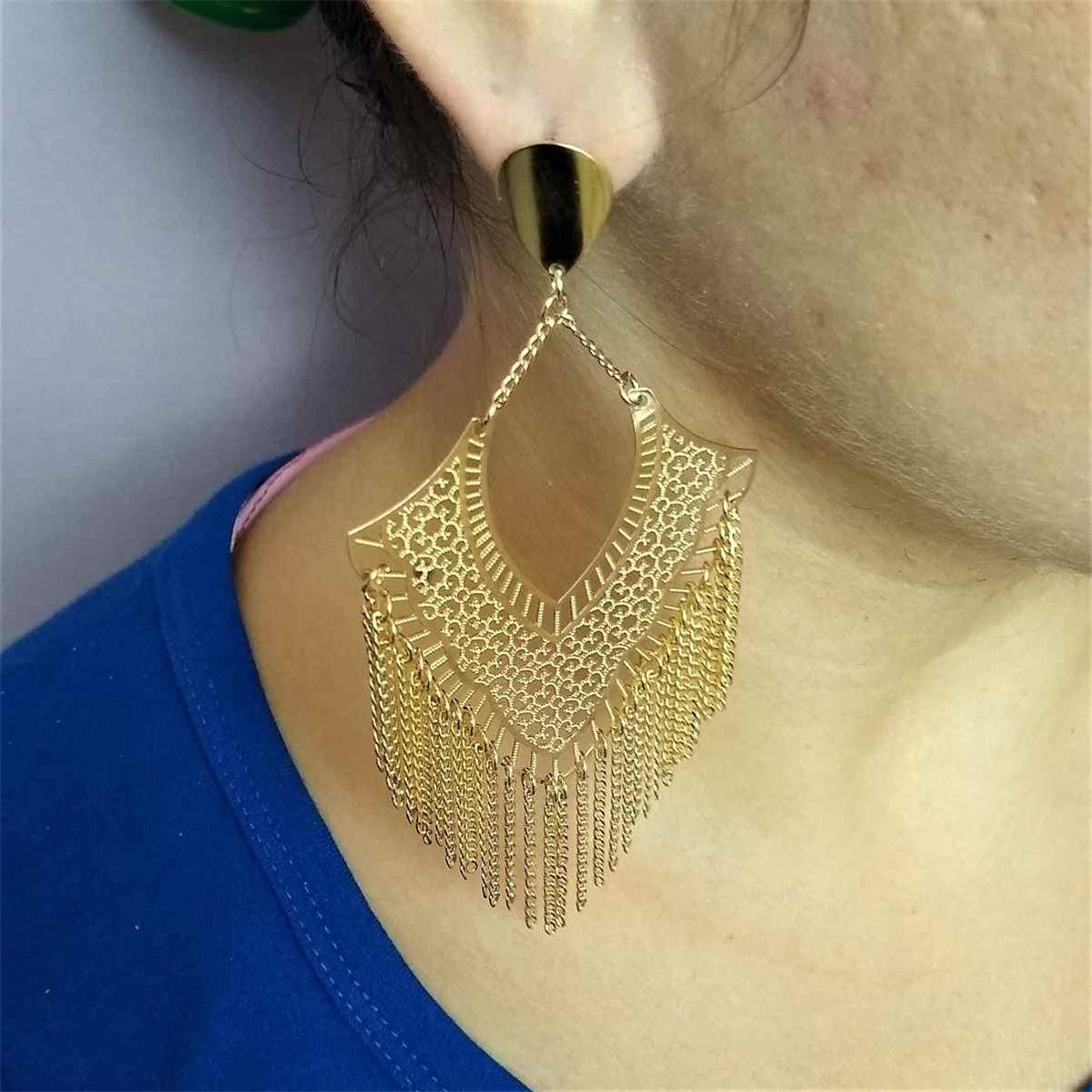 Brinco de Chapa Trabalhada com Franja Folheado a Ouro
