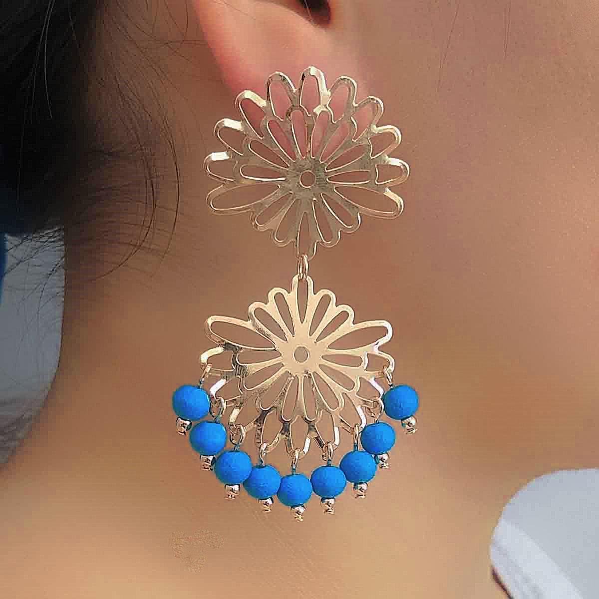 Brinco de Flor Vazada com Franja de Miçanga Folheado a Ouro