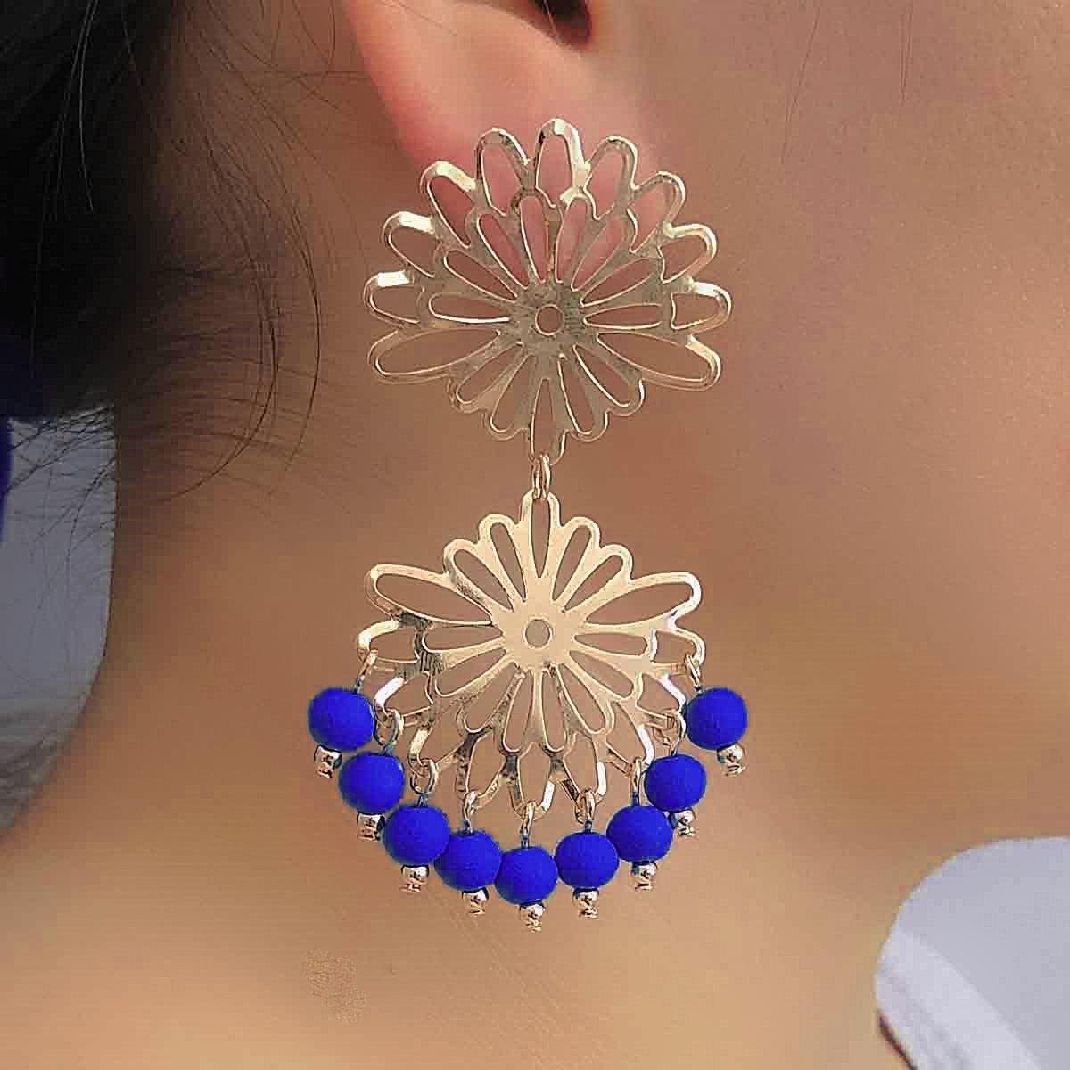 Brinco de Flor Vazada com Franja de Miçanga Folheado a Ouro