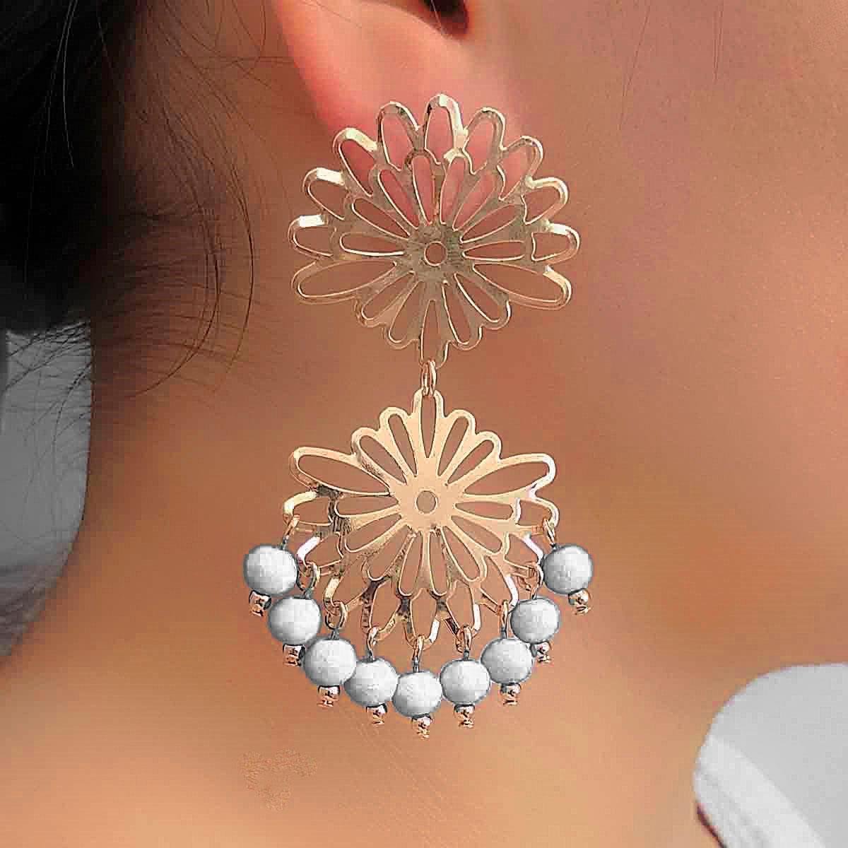 Brinco de Flor Vazada com Franja de Miçanga Folheado a Ouro