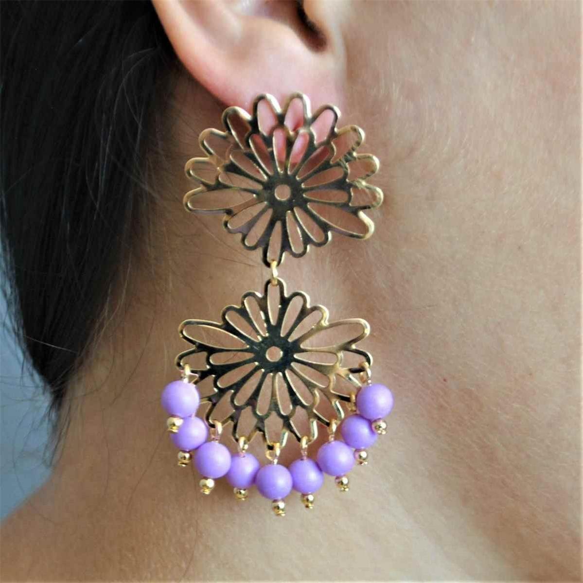 Brinco de Flor Vazada com Franja de Miçanga Folheado a Ouro