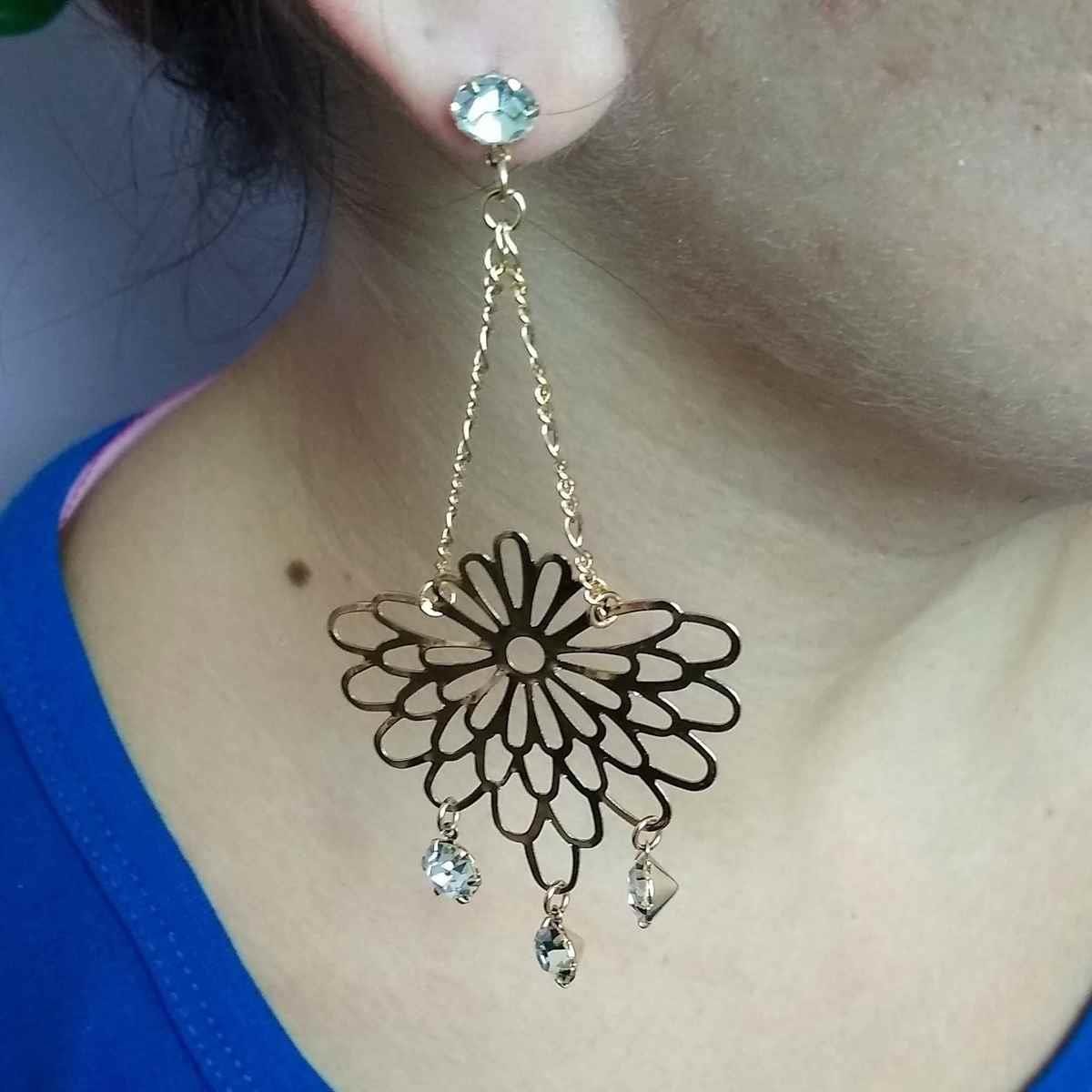 Brinco de Corrente com Flor Vazada e Strass Folheado a Ouro