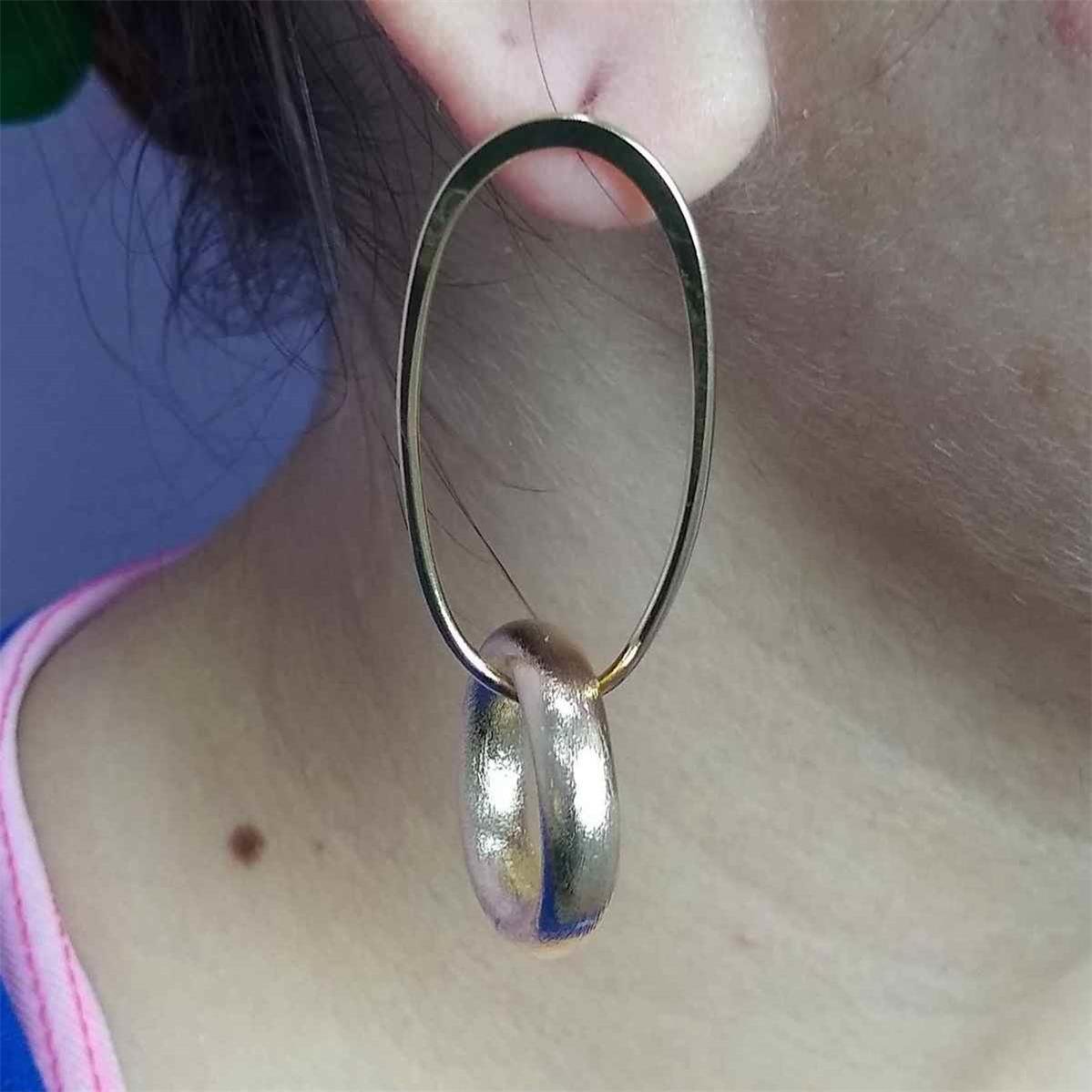 Brinco Oval com Argola Tubo Folheado a Ouro