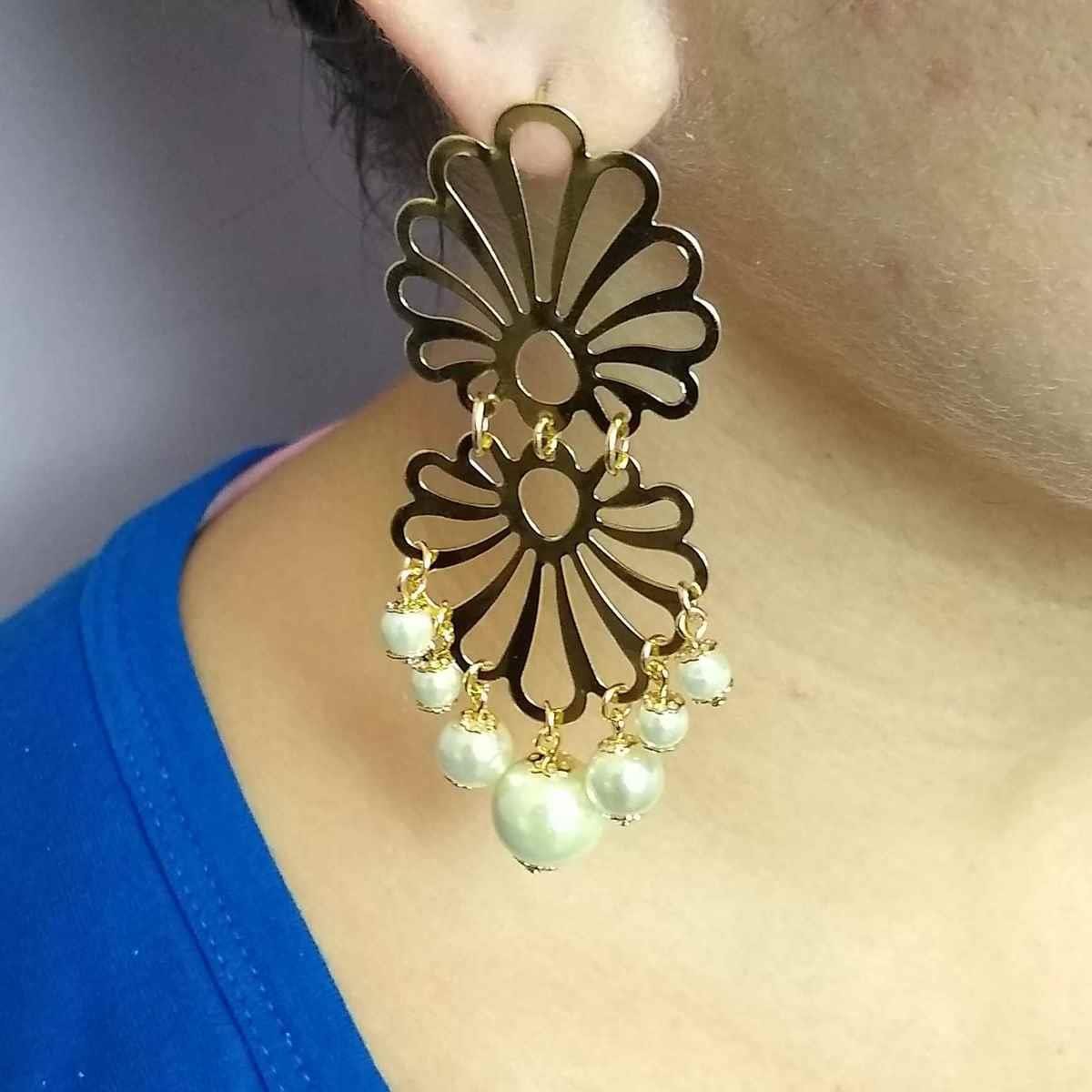Brinco de Flor Vazada com Pérolas Folheado a Ouro