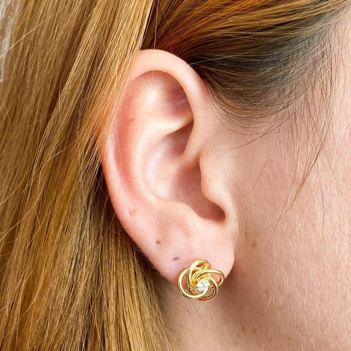 Brinco Flor Entrelaçada com Strass Folheado a Ouro