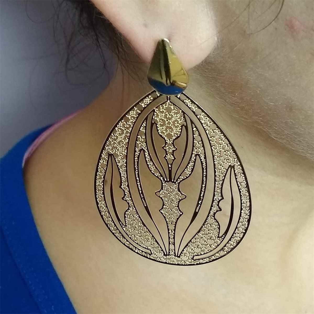 Brinco de Gota Grande Vazada com Detalhes Folheado a Ouro