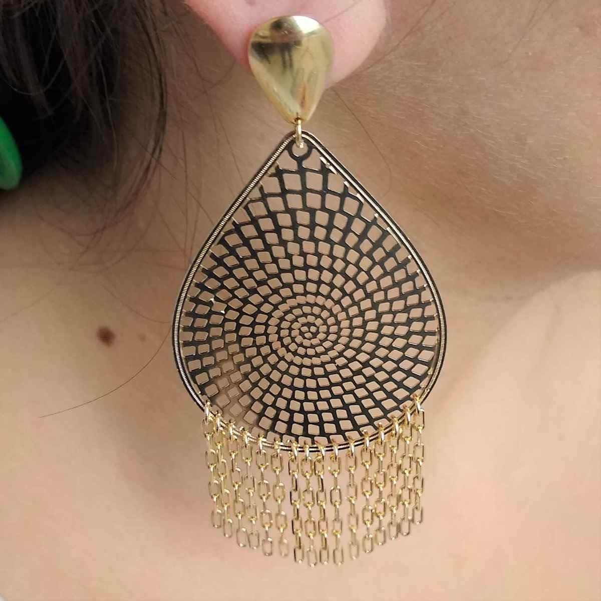 Brinco de Gota Vazada com Franja Folheado a Ouro
