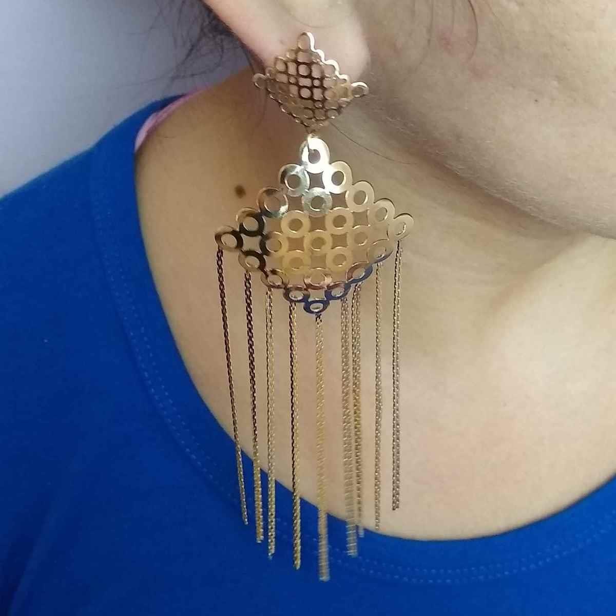 Brinco de Losango Duplo Vazado com Franja Folheado a Ouro