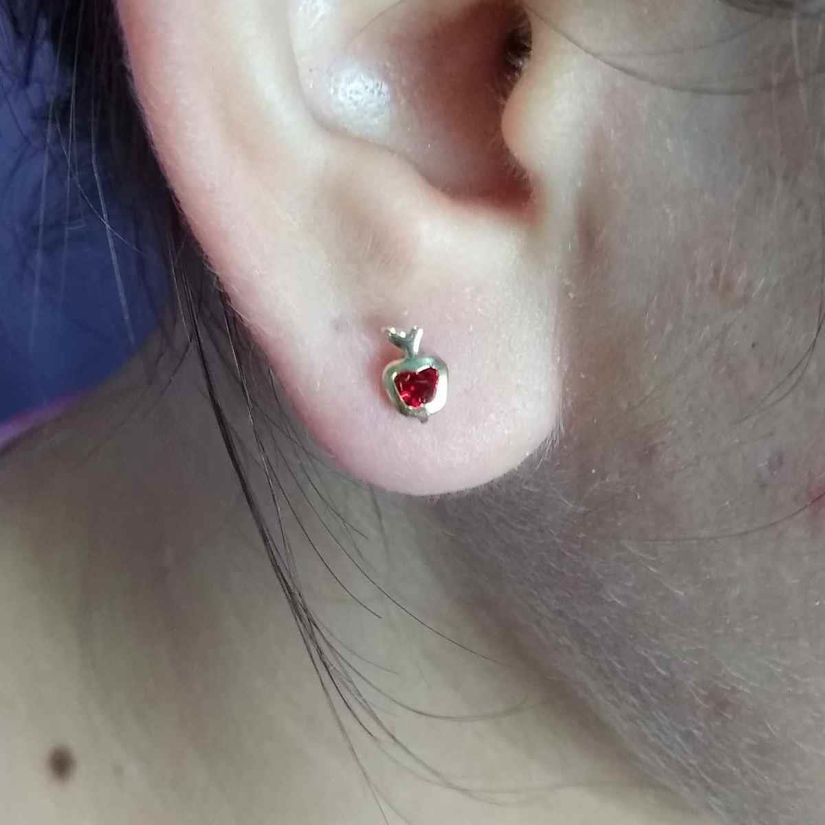BRINCO BANHADO A OURO MINI MAÇÃ COM STRASS