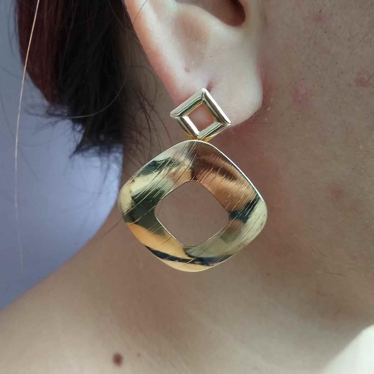 Brinco Losango Chapa Vazada Folheado a Ouro