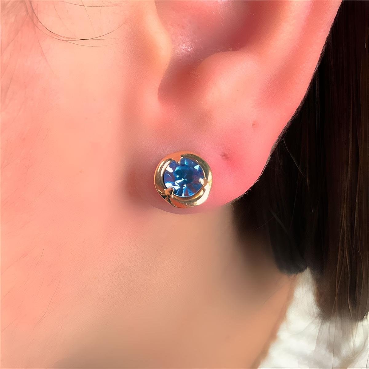 Brinco Solitário de Chapa com Pedra Cores Folheado a Ouro