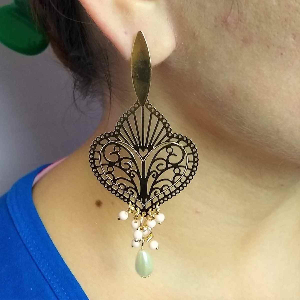 Brinco Trabalhado com Pérola e Miçangas Folheado a Ouro