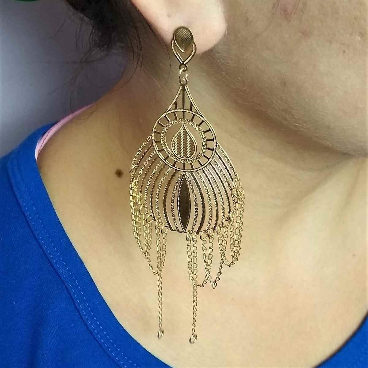 Brinco de Gota Trabalhada Vazada com Franja Folheado a Ouro