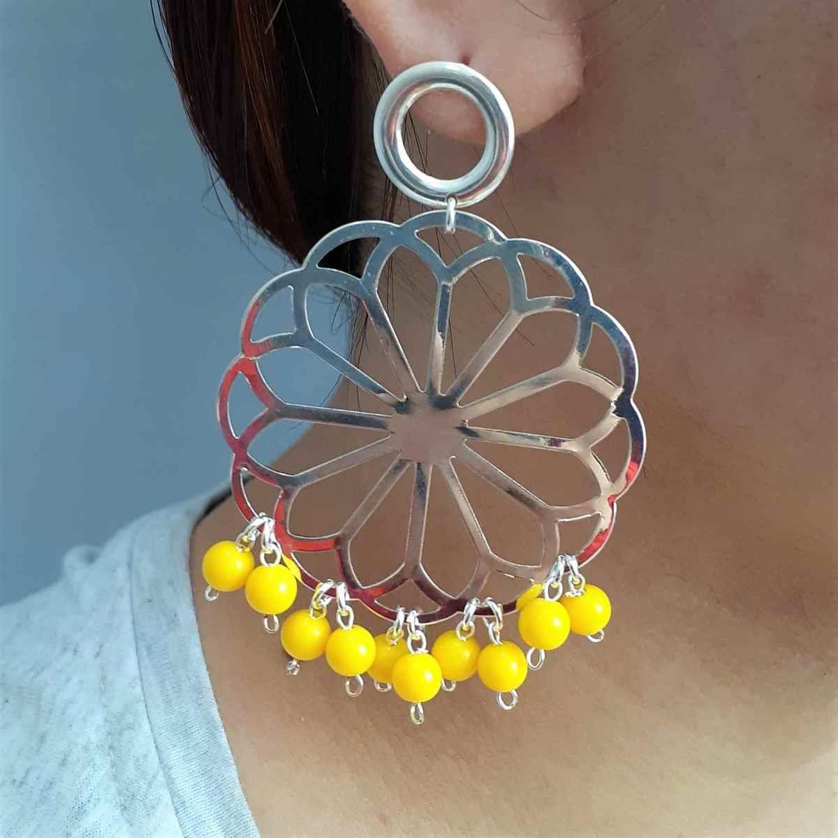 Brinco de Mandala com Miçangas Cores Folheado a Prata