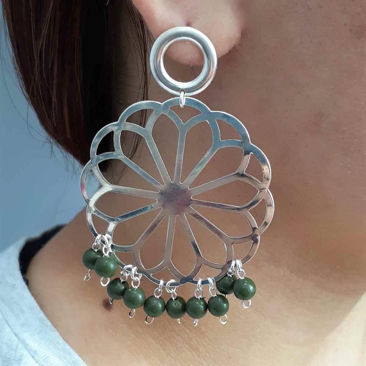 Brinco de Mandala com Miçangas Cores Folheado a Prata