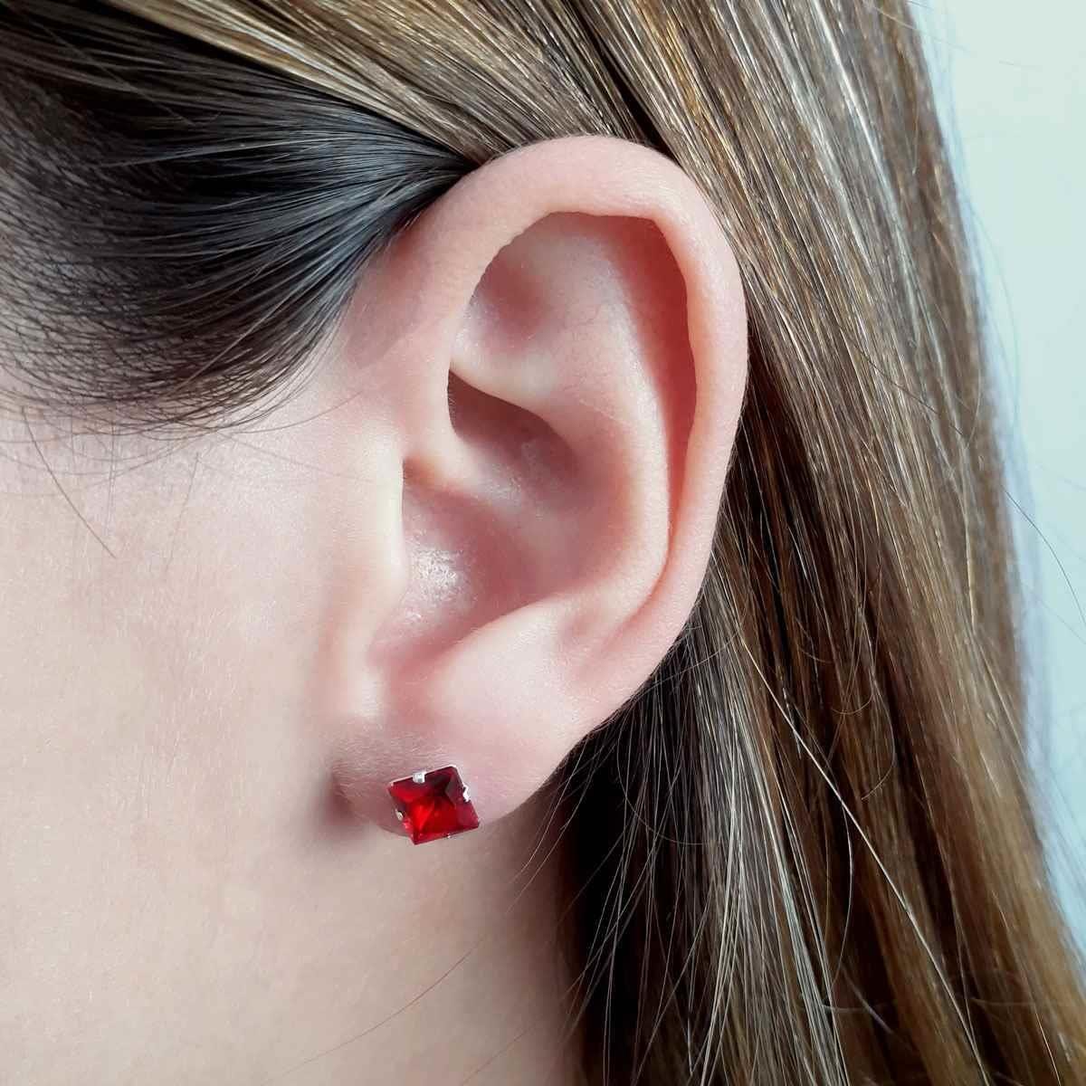 Brinco de Prata Quadrado Ponto de Luz 6mm