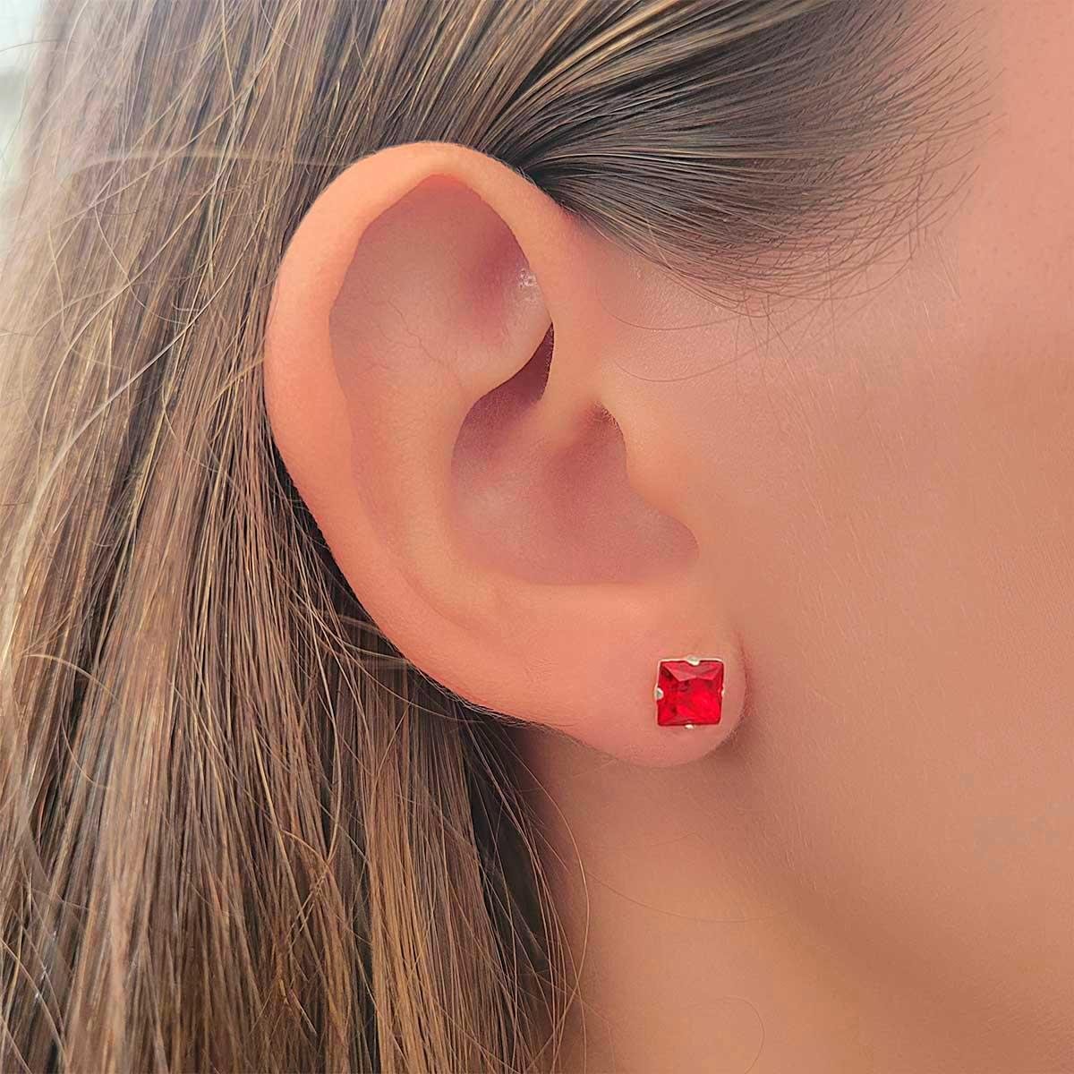 Brinco de Prata Quadrado Ponto de Luz 6mm