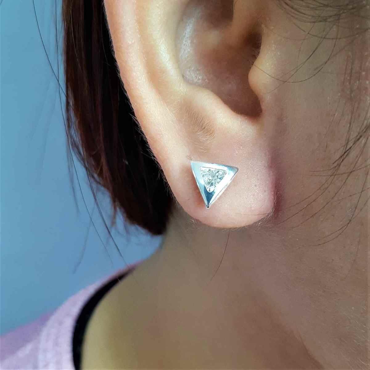 Brinco de Triângulo com Strass Folheado a Prata.