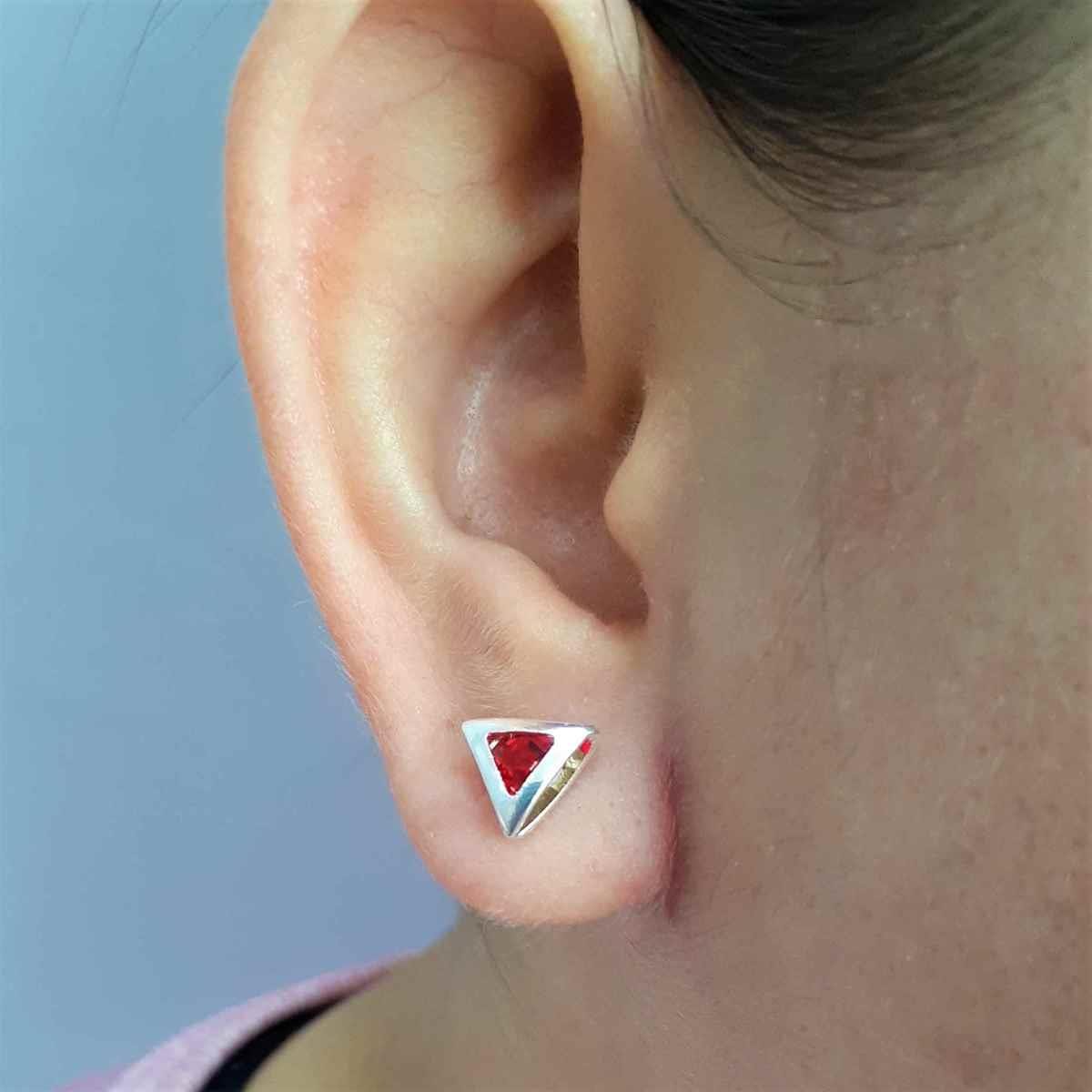 Brinco de Triângulo com Strass Folheado a Prata.