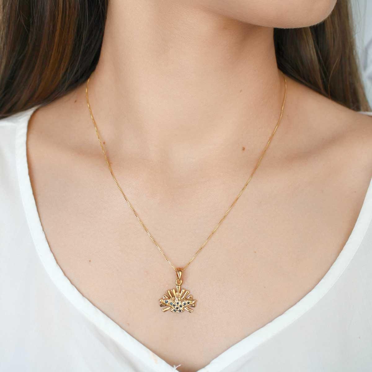 Gargantilha com Pingente Espírito Santo com Strass Folheado a Ouro