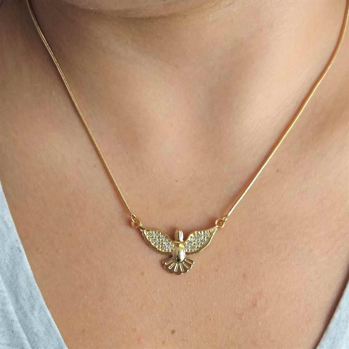 Gargantilha com Pingente do Espírito Santo com Strass Folheado a Ouro