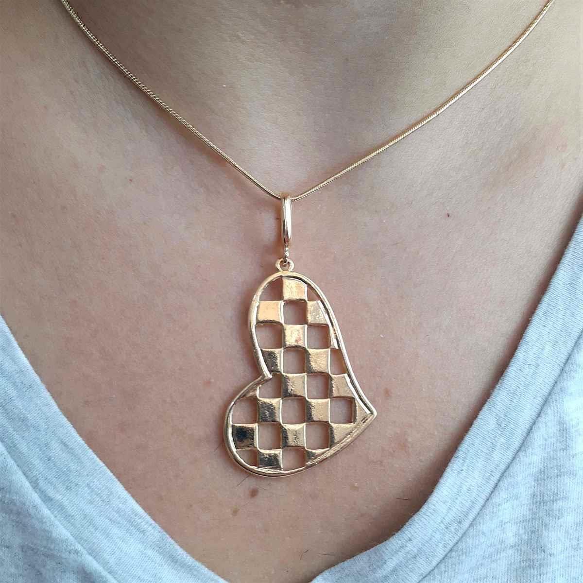 Gargantilha com Pingente de Coração Quadriculado Folheado a Ouro
