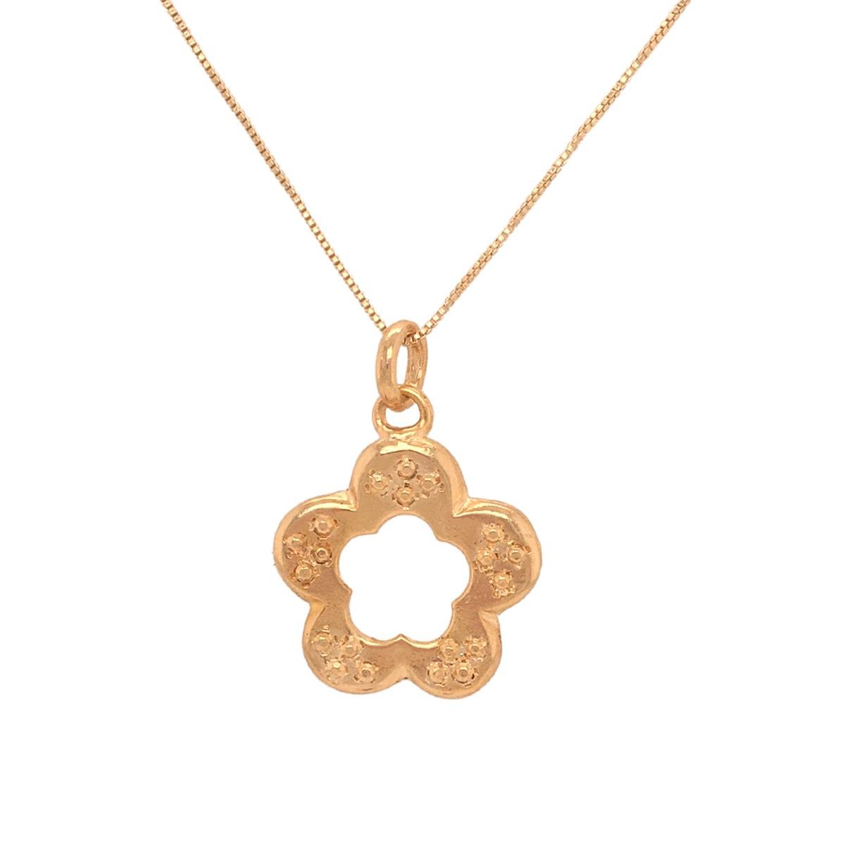 Gargantilha com Pingente de Flor Vazada Folheado a Ouro