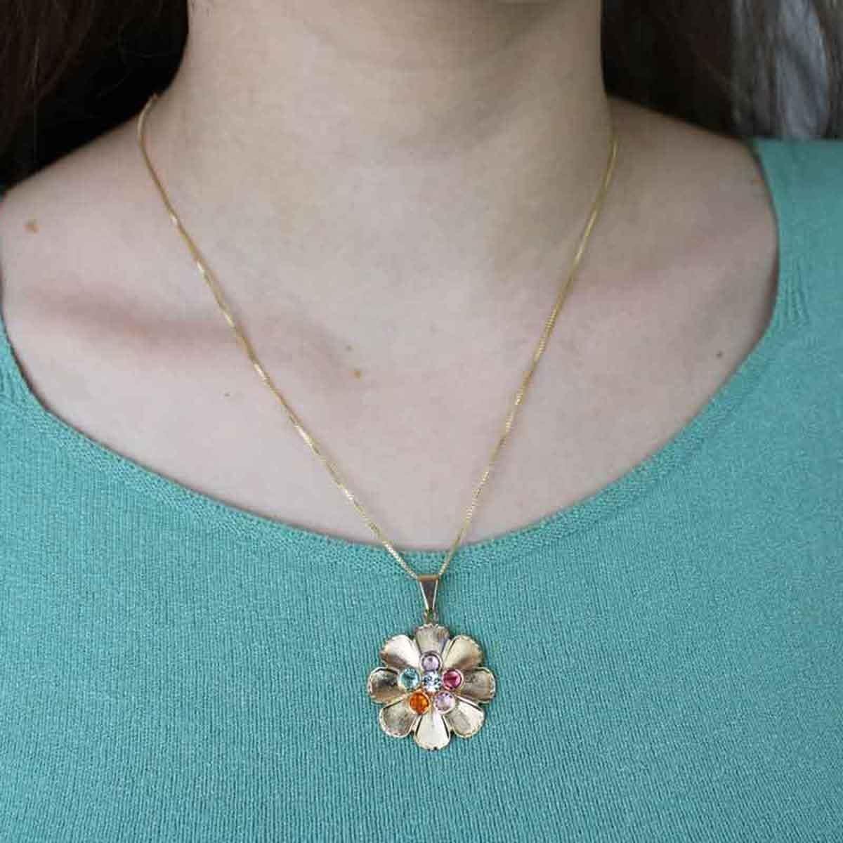 Gargantilha com Pingente de Flor Trabalhada com Pedras Folheado a Ouro