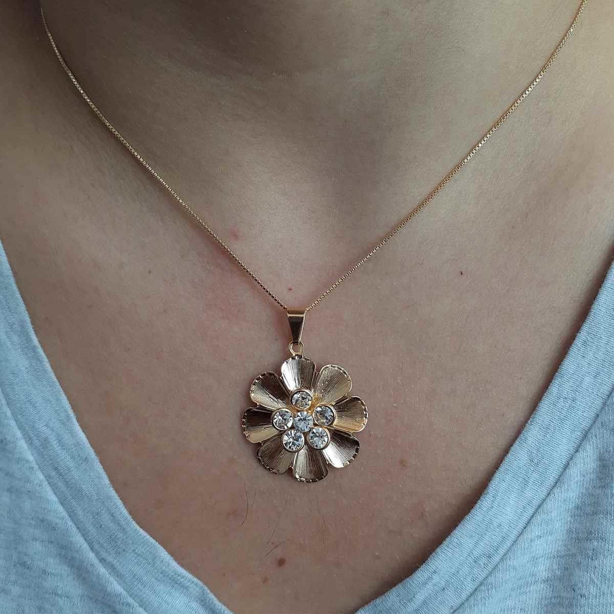 Gargantilha com Pingente de Flor Trabalhada com Pedras Folheado a Ouro