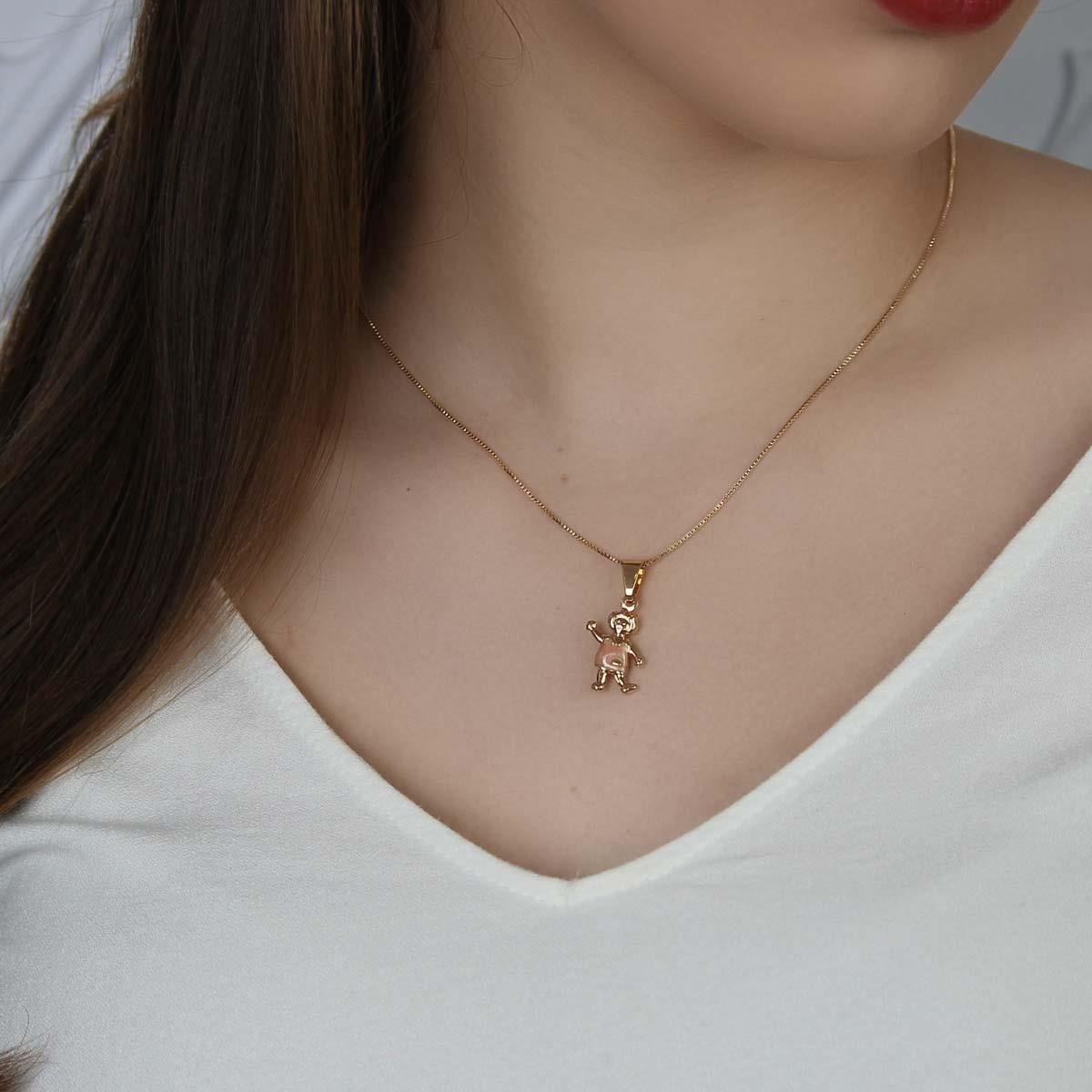 Gargantilha Veneziana Pingente Menina Com Vestido de Resina Folheado a Ouro