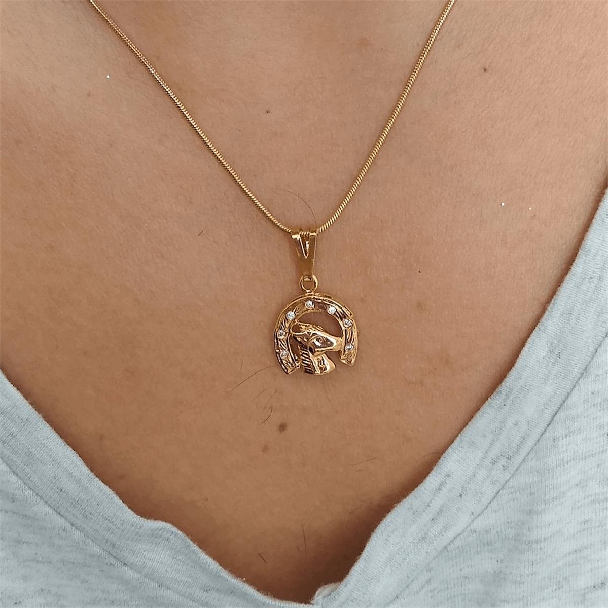 Pingente Ferradura Pequeno com Zircônia Folheado a Ouro