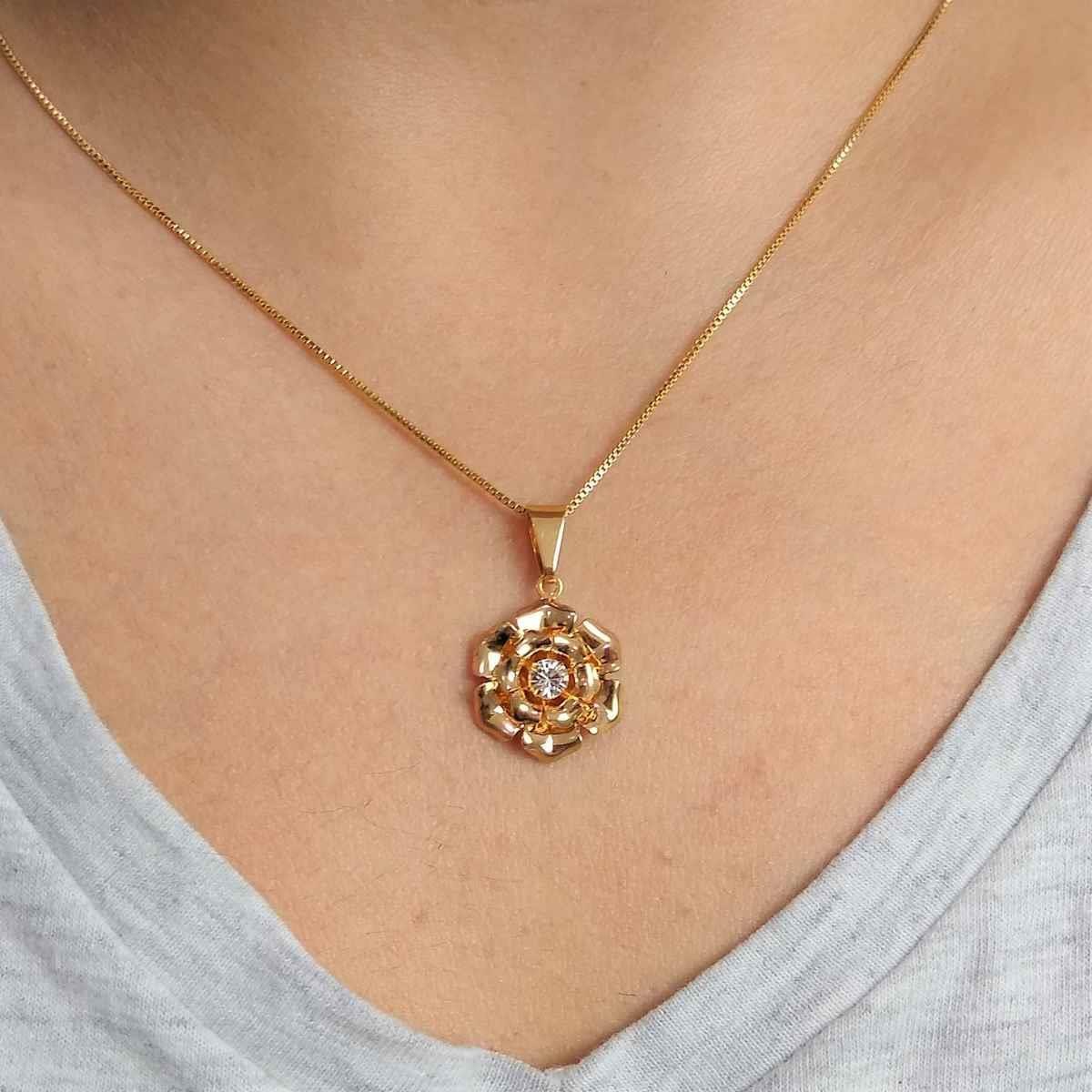 Pingente Flor Com Petalas Dobradas e Strass Folheado a Ouro