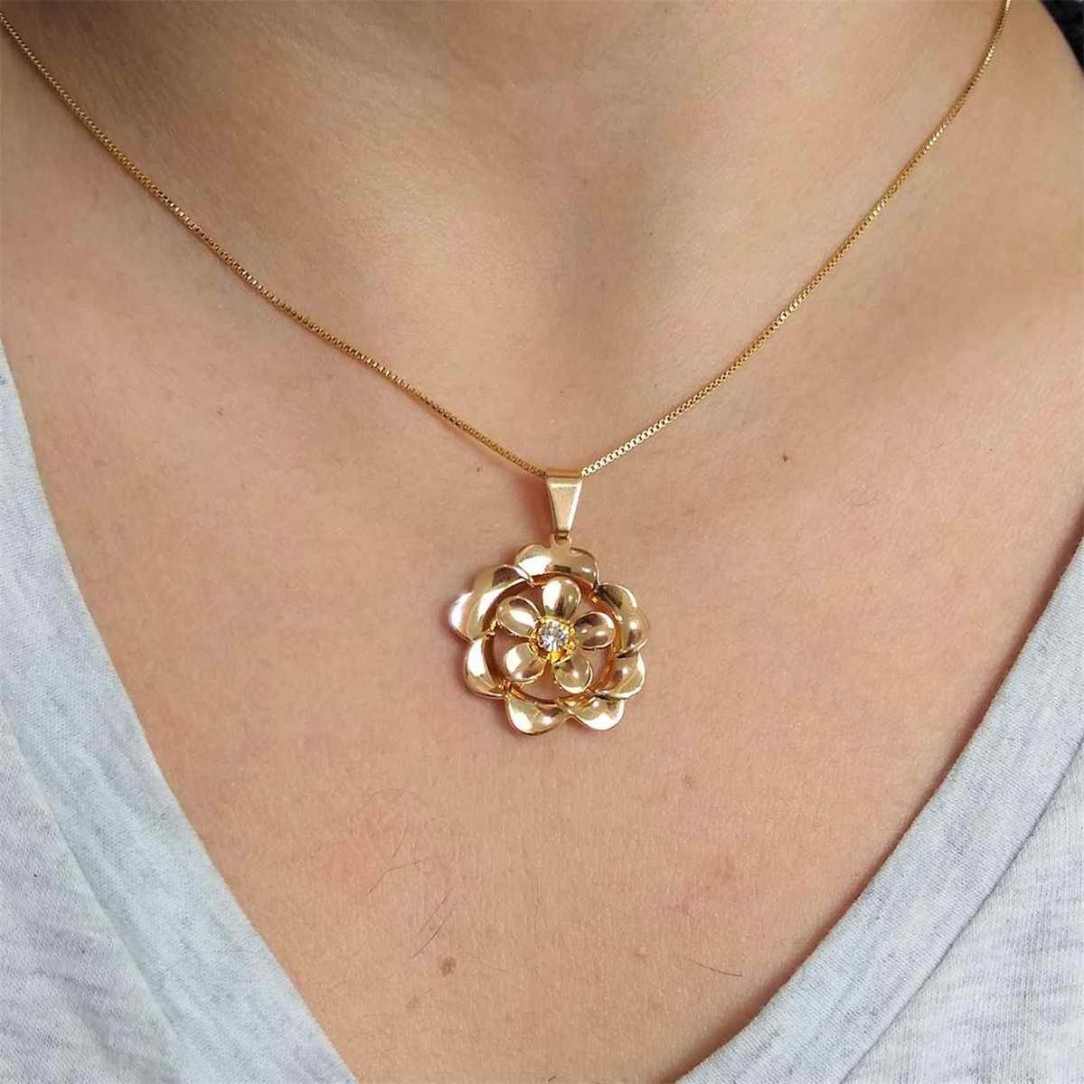 Pingente de Flor Vazada Com Pedra Strass Folheado a Ouro