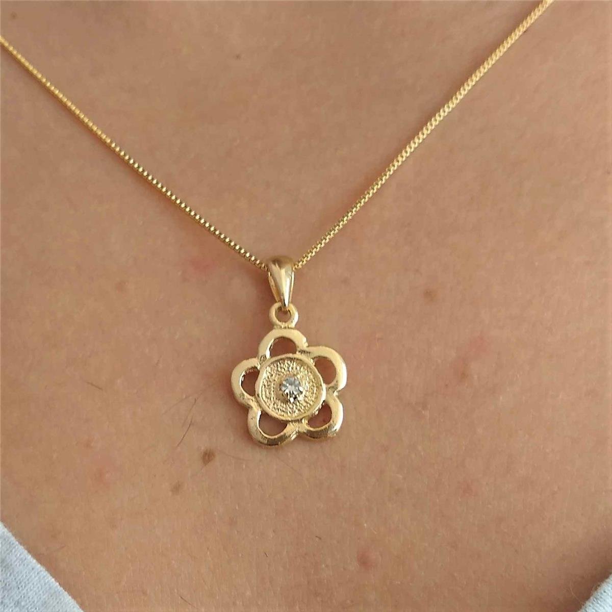 Pingente Flor Vazada com Pedra Folheado a Ouro