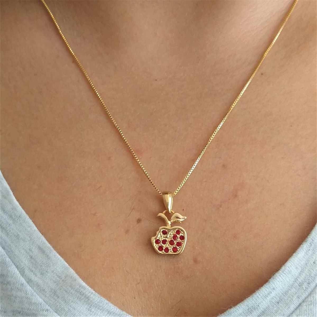 Pingente Maçã Cravejado Folheado a Ouro