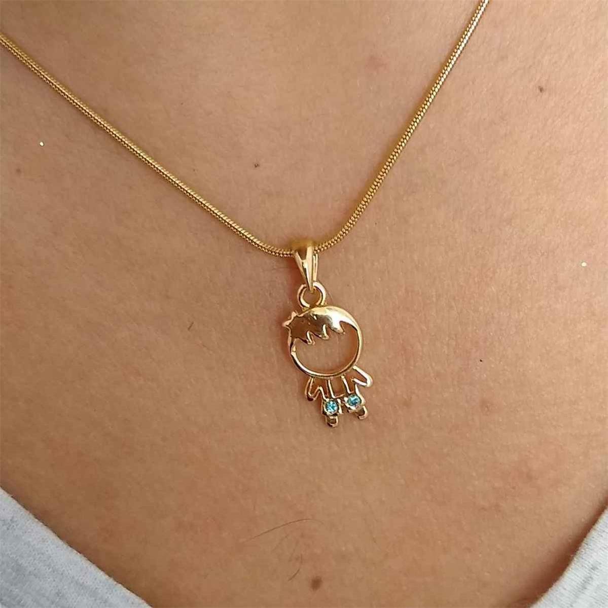 Pingente de Menino Vazado com Pedras Folheado a Ouro